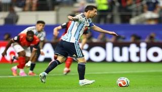 ليونيل ميسي قائد منتخب الأرجنتين
