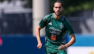 زروقي لاعب منتخب الجزائر
