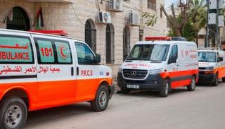 سيارات إسعاف تابعة لجمعية الهلال الأحمر الفلسطيني