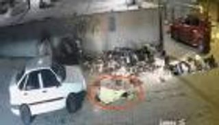 لحظات مرعبة في تركيا.. سيارة تدهس مشردا نائما ويخرج حيا
