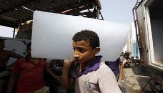 مواطن يمني يحمل ثلج