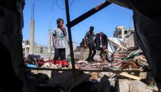 طفل فلسطيني في غزة وسط أنقاض منزل مهدم