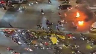 مناصرون لحزب الله يقطعون الطرق احتجاجا على الاتفاق الإطاري