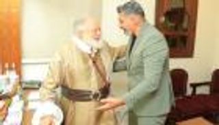 ياسر جلال يقبّل يد يحيى الفخراني بعد &laquo;الملك لير&raquo;