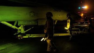 طائرة أمريكية على متن حاملة طائرات في بحر العرب