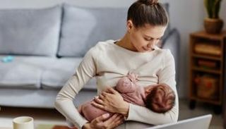 الرضاعة الطبيعية قد تساعد الأطفال على النوم