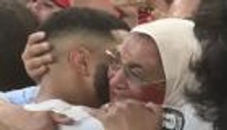 دموع إسماعيل صيباري ووالدته.. مشهد يخطف الأنظار في المونديال (فيديو)