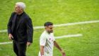 بسبب 17 لاعبا.. مدرب منتخب الجزائر يزرع القلق في سويسرا