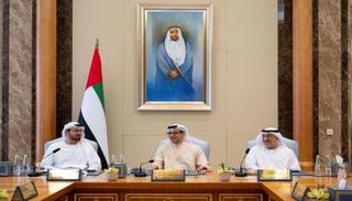 الشيخ منصور بن زايد آل نهيان خلال الاجتماع - وام