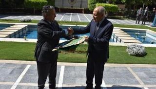 نبيل فهمي يتسلم علم الجامعة من أحمد أبو الغيط