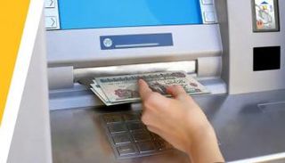 ماكينة صراف آلي وأوراق نقدية فئة 100 جنيه مصري