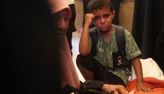 طفل يبكي خلال جنازة في غزة