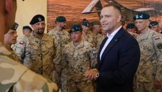 الرئيس البولندي وسط أفراد الجيش