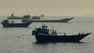 سفن راسية في مضيق هرمز