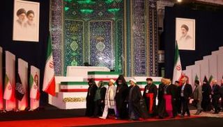 يمر مسؤولون محليون وأجانب بجوار نعوش المرشد الراحل علي خامنئي وأفراد أسرته