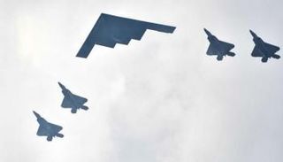 القاذفة بي-2 تتقدم مقاتلات إف-22