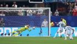 مصر ضد الأرجنتين.. شوبير يلحق بميسي أرقاما كارثية (فيديو)