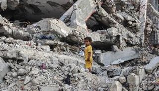 طفل فلسطيني وسط الأنقاض بغزة - أ.ف.ب