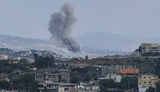 دخان يتصاعد من موقع غارة جنوب بيروت
