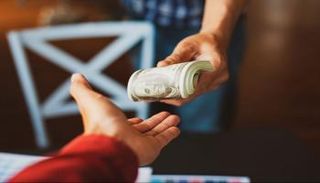 حزمة أوراق نقدية من عملة الدولار الأمريكي