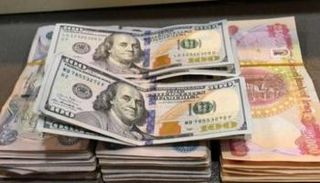 أوراق نقدية من الدولار الأمريكي والدينار العراقي
