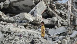 طفل فلسطيني وسط الأنقاض في غزة