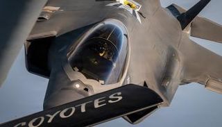 مقاتلة أمريكية من طراز F-35A أثناء تزودها بالوقود في أجواء الشرق الأوسط