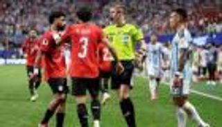 يمتد أثره لسنوات.. ماذا يحدث في رأس لاعب الكرة لو شعر بظلم الحكم؟ (خاص)