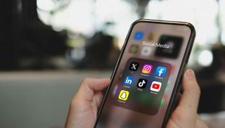 حظر وسائل التواصل الاجتماعي عن المراهقين في بريطانيا 