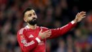 في ملعب بشكتاش.. محمد صلاح يحرج لاعب أرسنال السابق (فيديو)