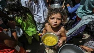 أطفال في غزة يتجمعون للحصول على الطعام