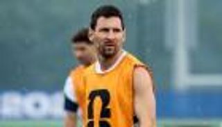 لاعب أرجنتيني يكاد يصيب ميسي قبل نهائي كأس العالم (فيديو)