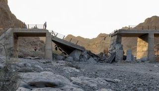 جسر متضرر جراء ضربة أمريكية جنوب إيران