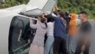 الصين.. تصرف بطولي من مارة لإنقاذ ركاب انقلبت سيارتهم