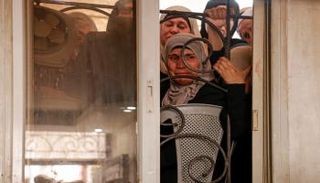 نساء بالضفة يبكين رجلين قتلا في هجوم للمستوطنين