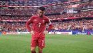 فاجأ الجماهير.. إعجاب كريستيانو رونالدو بمنشور عن فساد الفيفا وميسي