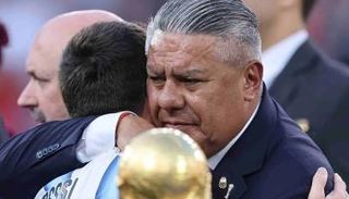 رئيس الاتحاد الأرجنتيني وليونيل ميسي