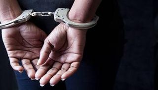 القبض على محامية متهمة بإنهاء حياة والدتها في مصر