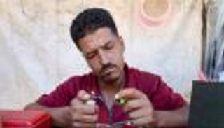 في مخيمات غزة.. كيف أصبحت &laquo;ولاعة السجائر&raquo; شريان حياة