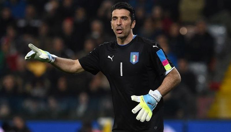 بوفون يشهد 4 شعارات مختلفة للمنتخب الإيطالي