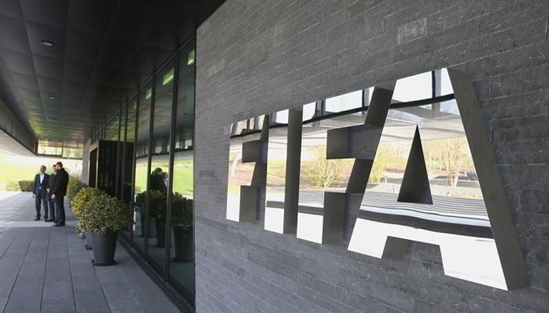 الفيفا يعاقب 3 مسؤولين سابقين مدى الحياة