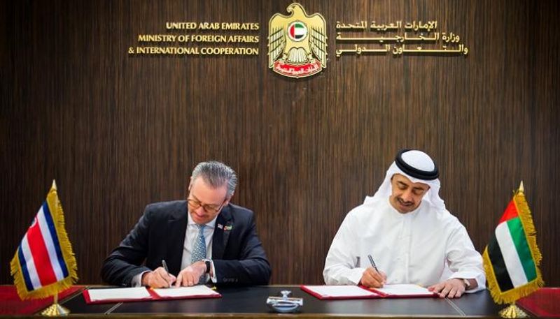 الشيخ عبدالله بن زايد آل نهيان أثناء توقيع مذكرة التفاهم
