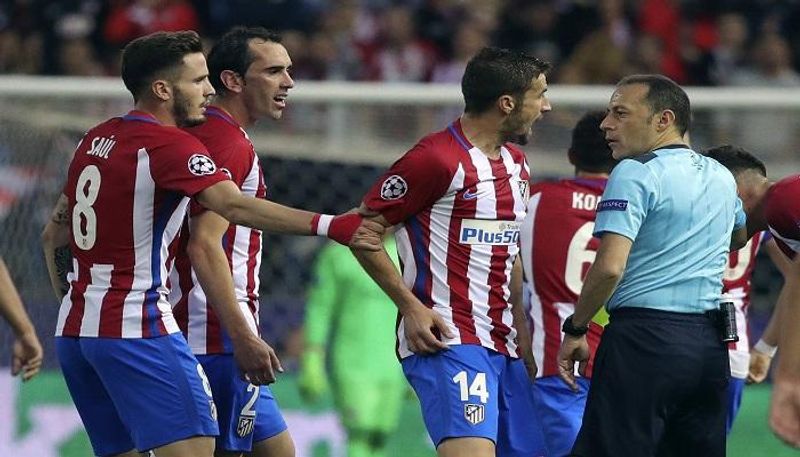 لاعبو أتلتيكو مدريد يحتجون على الحكم التركي كونيت تشاكير