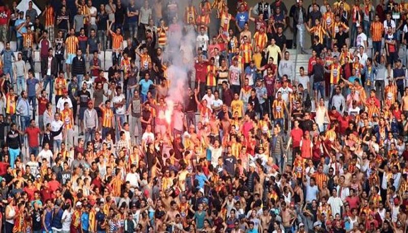 اشتباكات بين جماهير الترجي في مباراة بالدوري التونسي