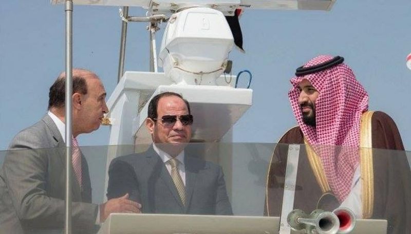 السيسي ومحمد بن سلمان خلال جولة بحرية في قناة السويس