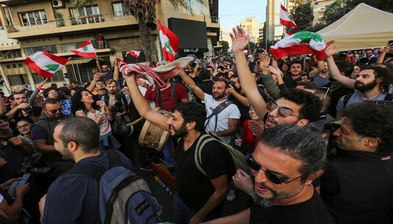 احتفالات المتظاهرين عقب استقالة رئيس الوزراء اللبناني – رويترز