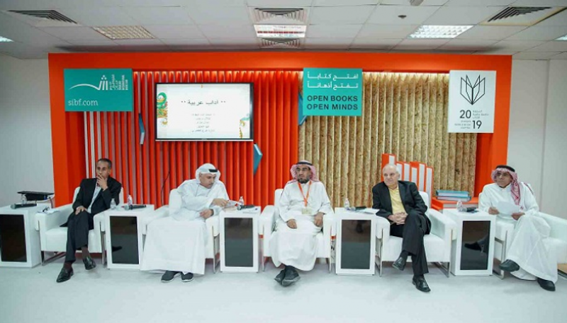 جانب من ندوة "آداب عربية" بمعرض الشارقة الدولي للكتاب
