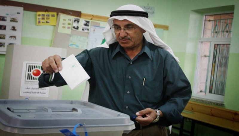 أحد الفلسطينيين يدلي بصوته في انتخابات سابقة