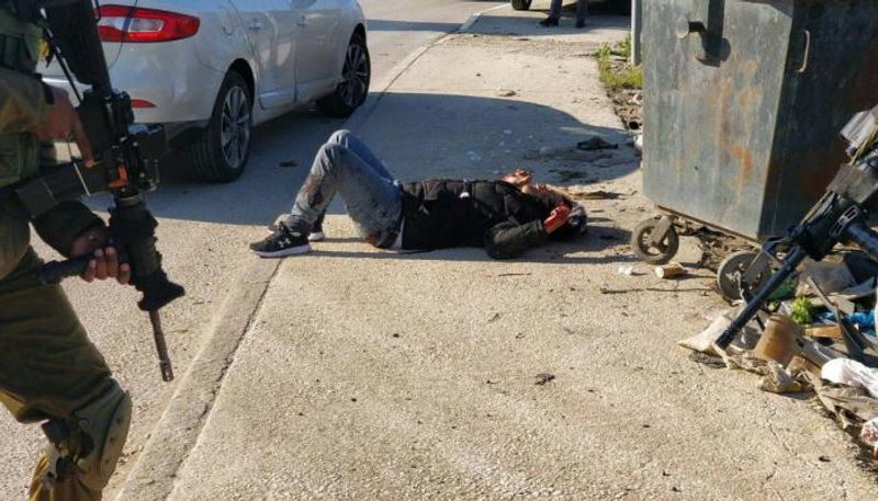 صورة متداولة على مواقع التواصل الاجتماعي لشاب فلسطيني ينزف دما وفي محيطه جنود إسرائيليون