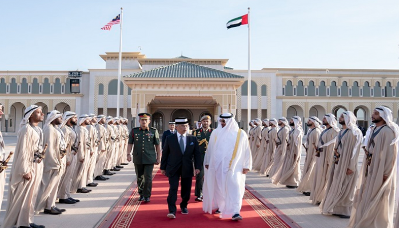 الشيخ محمد بن زايد يودع ملك ماليزيا